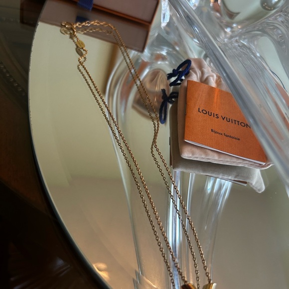 Louis Vuitton Gold V Pendant Necklace - Picture 3 of 5